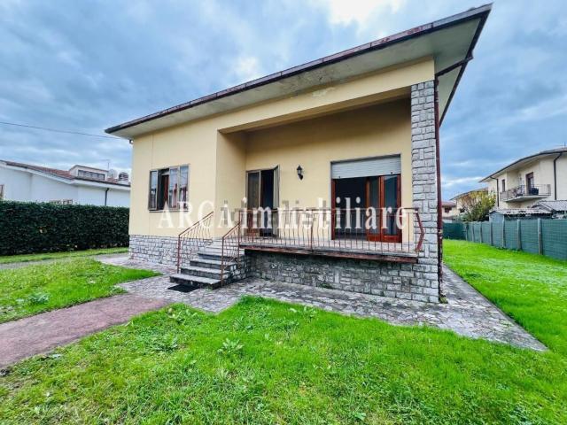 Case e ville in vendita di 200 m² in Via Marche