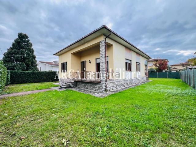 Case e ville in vendita di 200 m² in Via Marche