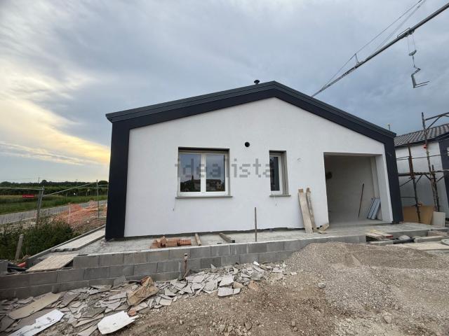 Case e ville in vendita di 200 m² in Via Savioli