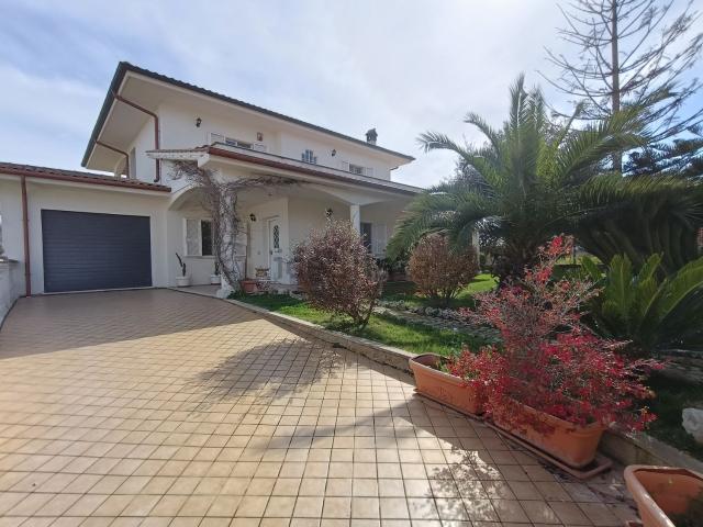 Case e ville in vendita di 200 m² in Via Sezze, 13