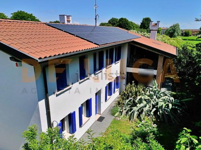Case e ville in vendita di 200 m² in Via Suzzolins, 43