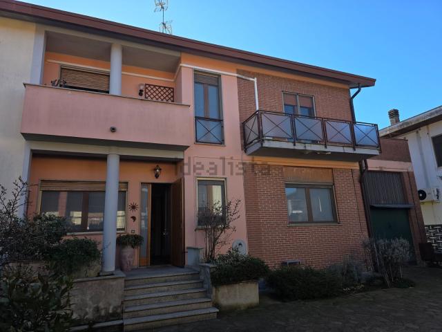 Case e ville in vendita di 200 m² in Via P. Mascagni, 41