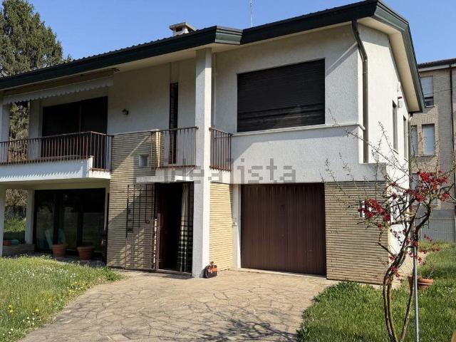 Case e ville in vendita di 200 m² in Via Podestarile