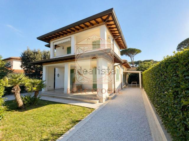 Case e ville in vendita di 200 m² in Via Padre Ignazio da Carrara, 8