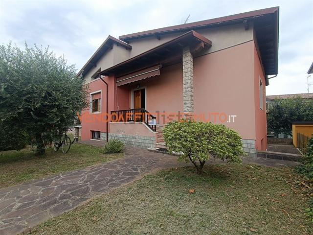 Case e ville in vendita di 200 m² in Via Palazzolo, 20