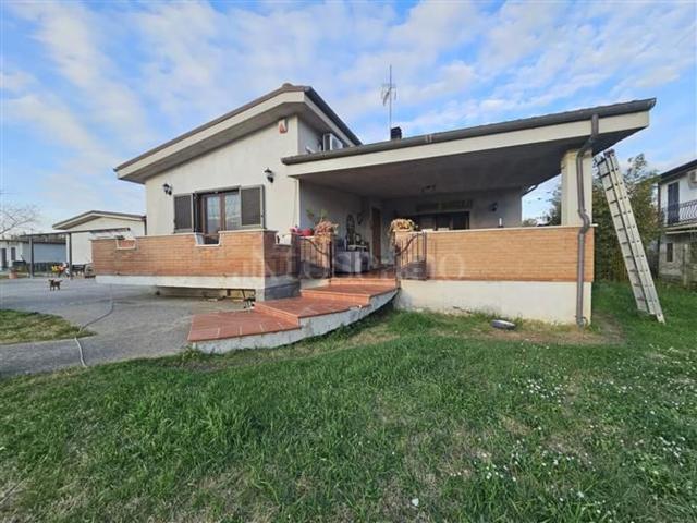 Case e ville in vendita di 200 m² in Via Peccia