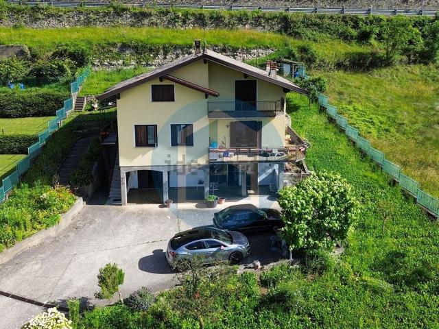 Case e ville in vendita di 200 m² in Via Presolana