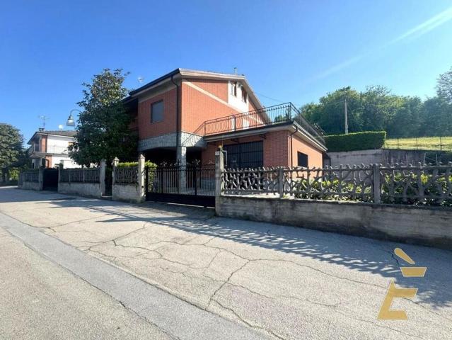Case e ville in vendita di 270 m² in Via Torino, 202