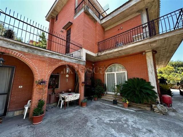 Case e ville in vendita di 200 m² in Via Tenuta della Calandrella