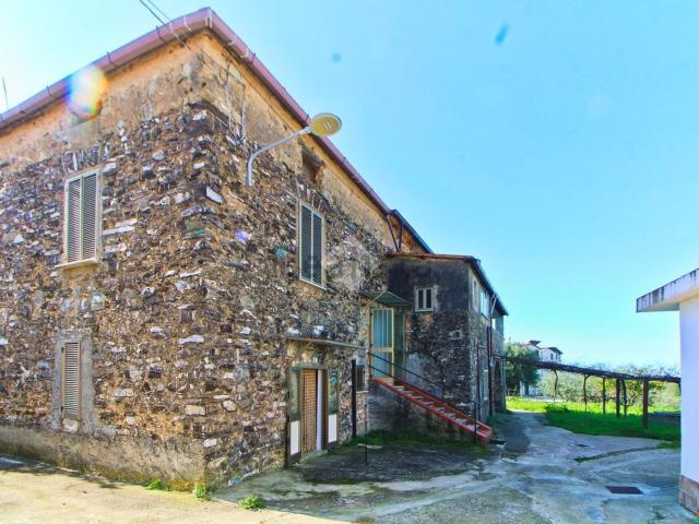 Case e ville in vendita di 200 m² in Via Terra Bianca, 4
