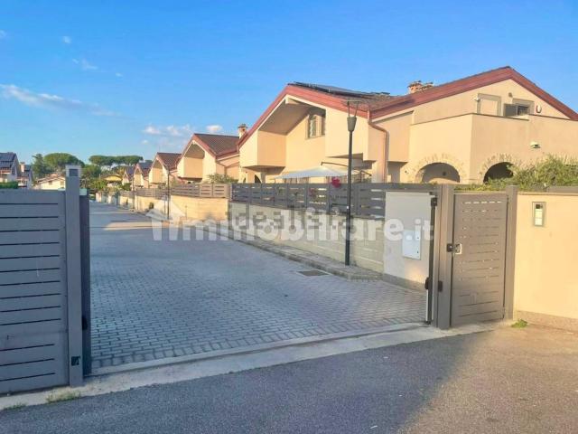 Case e ville in vendita di 200 m² in Via Tuscolana, 80