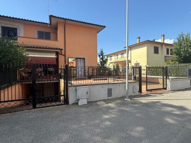 Case e ville in vendita di 200 m² in Via Ugo Rufini, 11