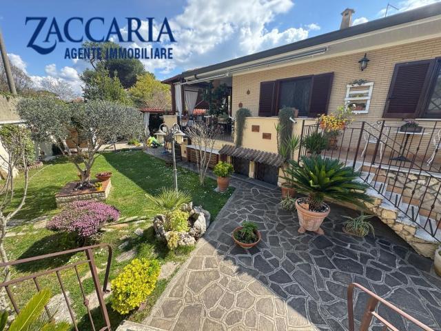 Case e ville in vendita di 200 m² in Via Valeria Moriconi