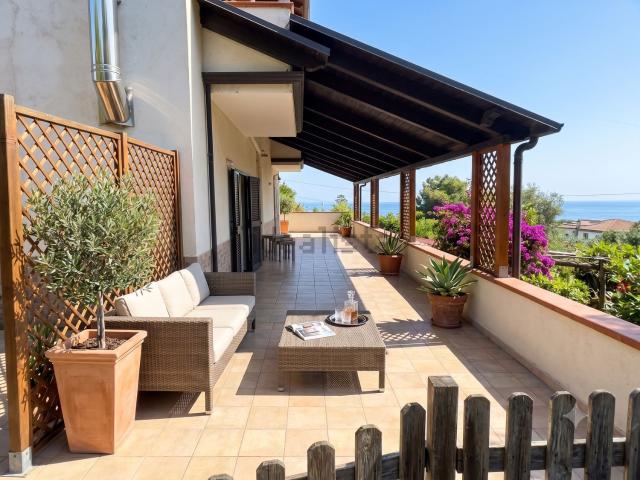 Case e ville in vendita di 200 m² in Via Vecchia delle Vigne, 15