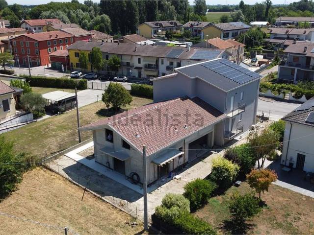 Case e ville in vendita di 200 m² in Via Villafranca, 34