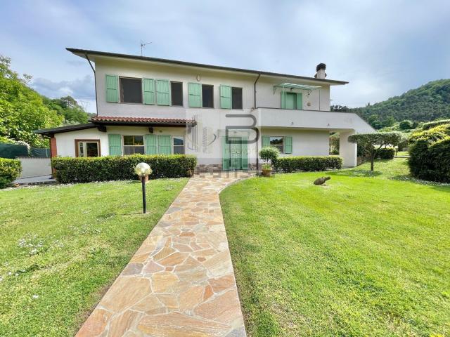 Case e ville in vendita di 200 m² in Via XXV Aprile