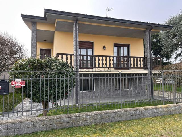 Case e ville in vendita di 200 m² in Borgo San Siro, 23
