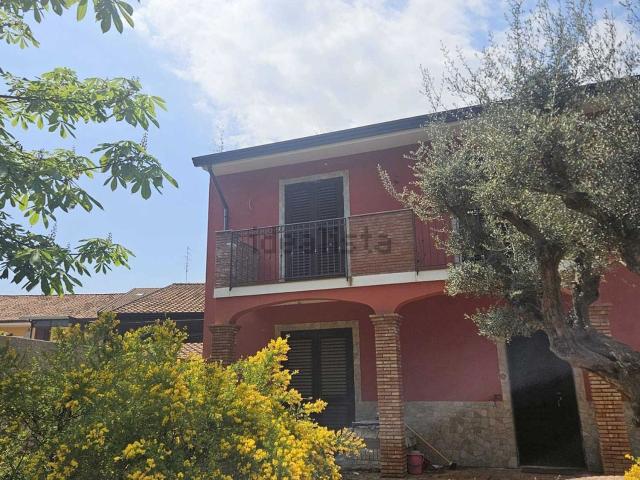 Case e ville in vendita di 201 m² in Via Giovanni Milana