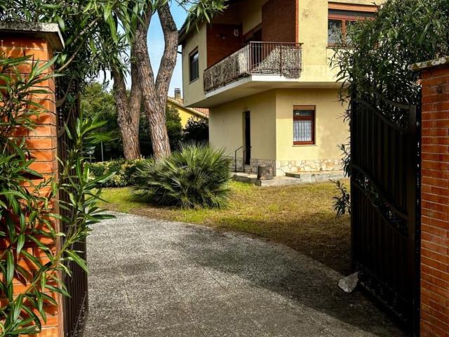 Case e ville in vendita di 201 m² in Via degli Abeti
