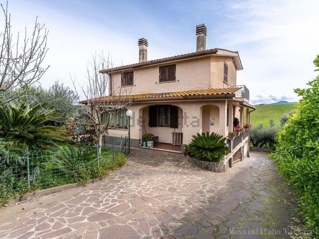 Case e ville in vendita di 201 m² in Via Montaguto