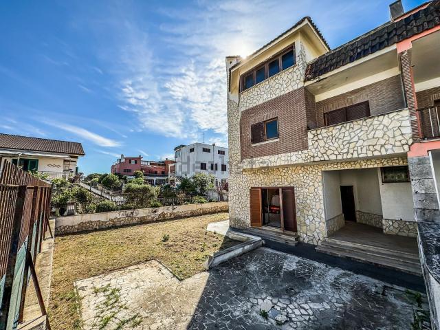 Case e ville in vendita di 201 m² in Lungomare degli Ardeatini, 22