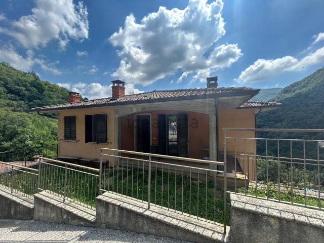 Case e ville in vendita di 202 m² in Via Belleboni