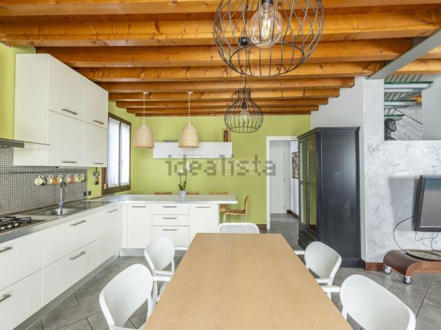 Villetta bifamiliare in vendita di 202 m² in Via Giuriati, 34