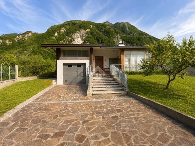 Case e ville in vendita di 202 m² in Via Moggio, 8