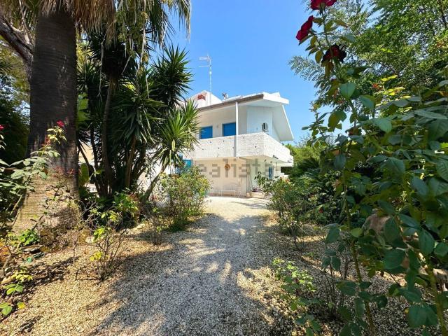 Case e ville in vendita di 202 m² in Via Senigallia