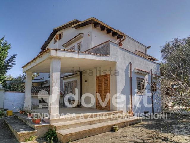 Case e ville in vendita di 202 m² in Via Verbene, 15