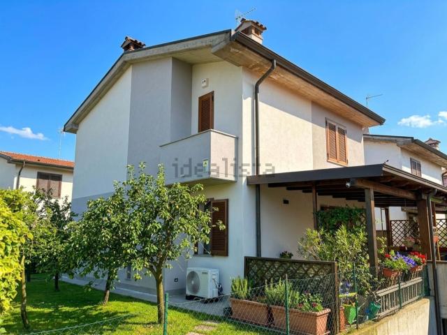 Case e ville in vendita di 202 m² in Via XXV Aprile, 13