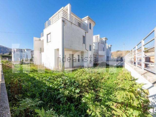 Case e ville in vendita di 203 m² in Via Vittorio Emanuele