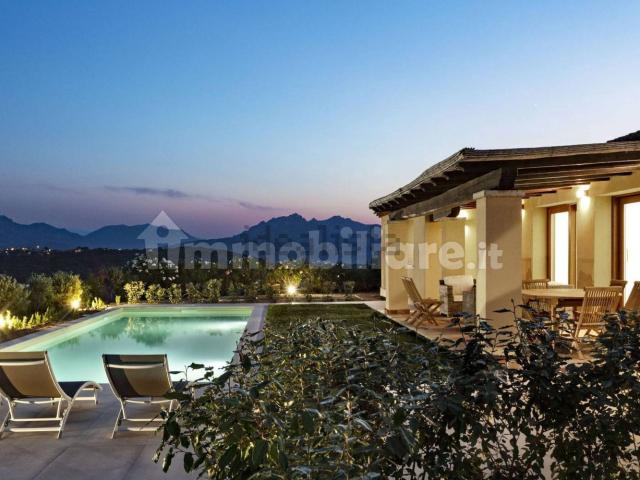 Case e ville in vendita di 203 m² in Strada Statale 125 Orientale Sarda, 15