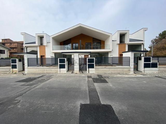 Case e ville in vendita di 204 m² in Via Alessandro Volta