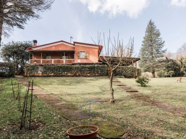Case e ville in vendita di 204 m² in Via delle Crocette