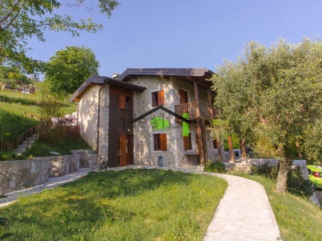 Case e ville in vendita di 204 m² in Via Val della Cosa, 50