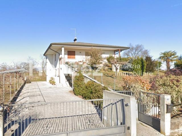 Villetta bifamiliare in vendita di 300 m² in Via Spadacenta