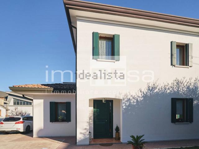 Case e ville in vendita di 205 m² in Via Giacomo Puccini