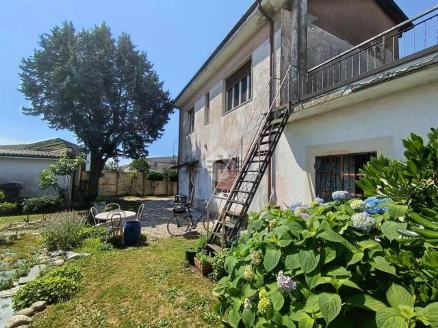 Case e ville in vendita di 205 m² in Via Isonzo, 4