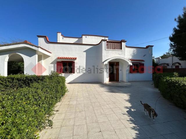 Case e ville in vendita di 205 m² in Via Mimose, 121