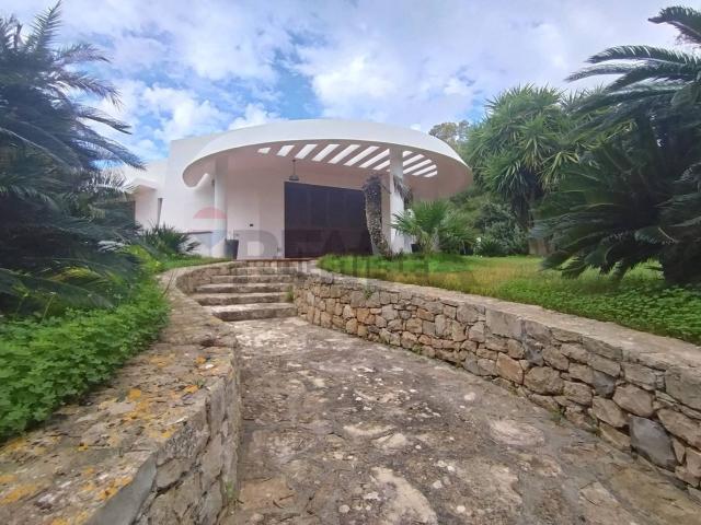 Case e ville in vendita di 205 m² in Via Provinciale Tuglie, 43