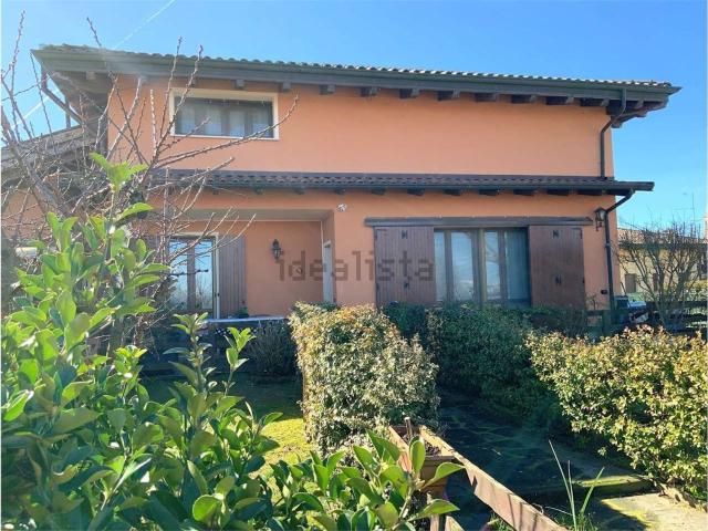 Case e ville in vendita di 205 m² in Via Zona Irrigua San Pietro, 16