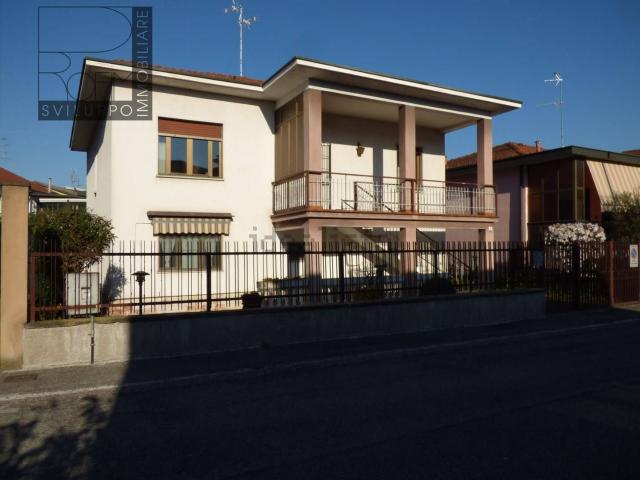 Case e ville in vendita di 206 m² in Via Bruno Buozzi, 5