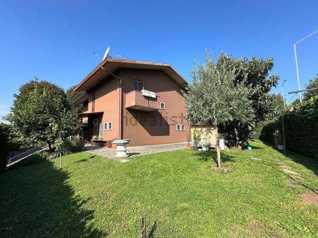 Case e ville in vendita di 206 m² in Via G. Pascoli, 1