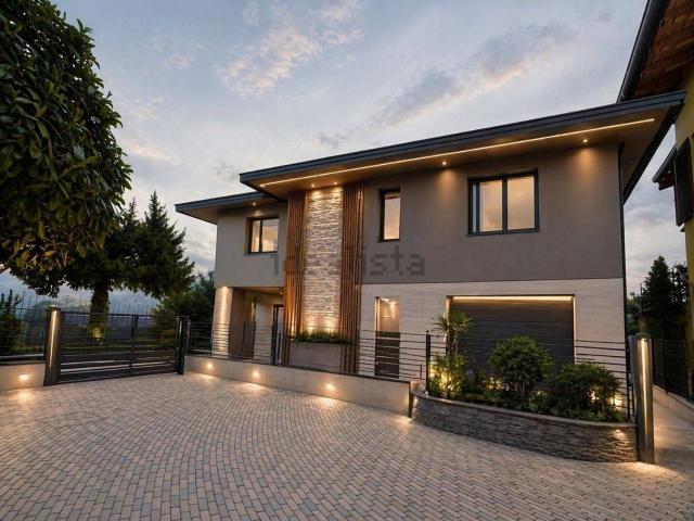 Case e ville in vendita di 206 m² in Via Monte Beio