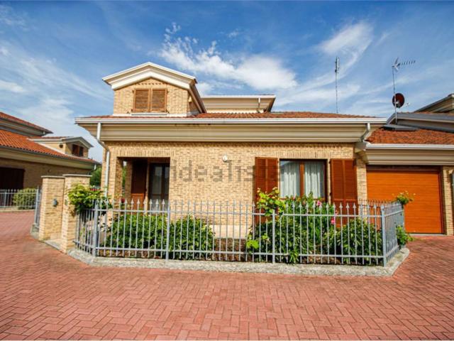Case e ville in vendita di 206 m² in Strada Pogliani, 37