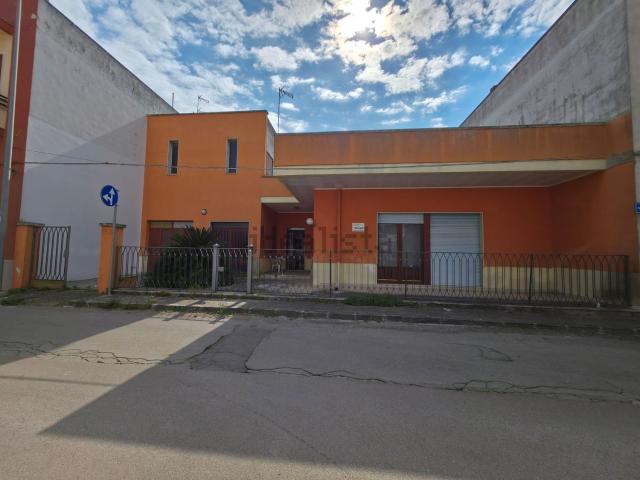 Case e ville in vendita di 207 m² in Via Ciro Menotti