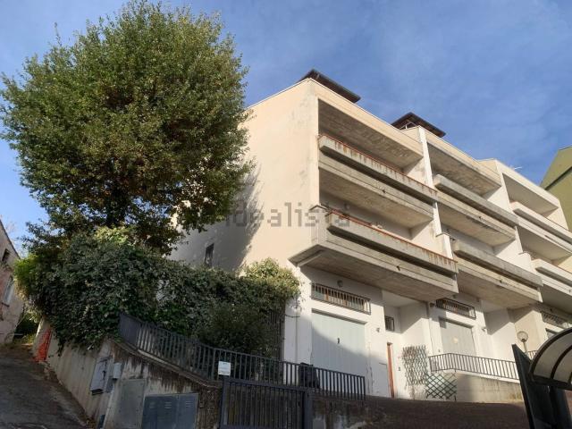 Case e ville in vendita di 207 m² in Via Andrea Bafile, 47