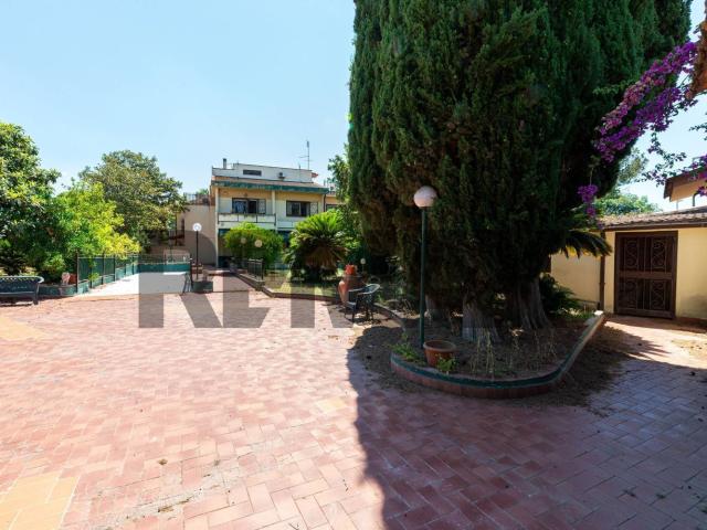 Case e ville in vendita di 207 m² in Via Folgaria, 100