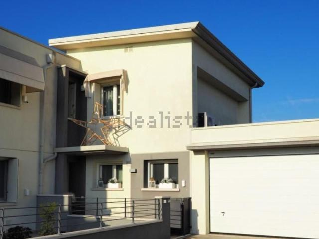 Case e ville in vendita di 207 m² in Via Montereale